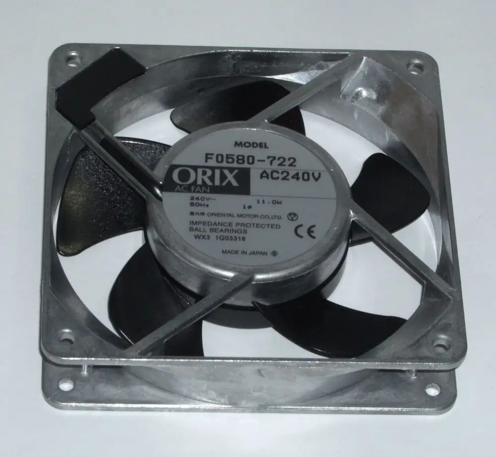 Daikin Kühl-Lüfter mit einem quadratischen Metallrahmen und zwei schwarzen Ventilatorblättern, gekennzeichnet mit technischen Angaben zur Spannung und Leistung.